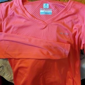 Columbia Women's XS OmniFreeze Long Sleeve V Neck Coral